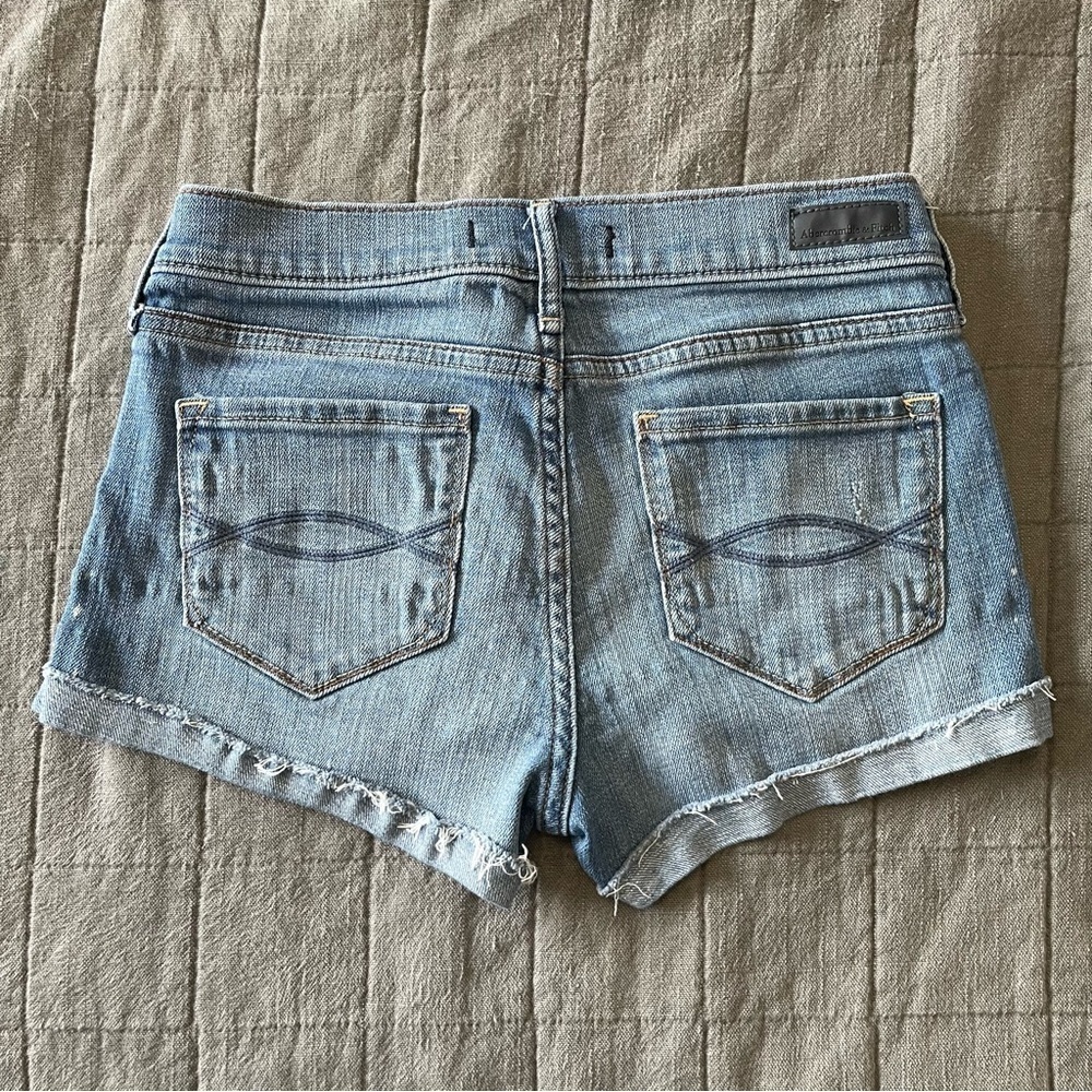 Abercrombie and Fitch Mid Rise Light Wash Short size 24, excellent condi… - Picture 2 of 3